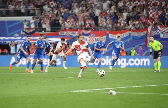 24 06 2024, xtgx, European Football Championship 2024, Croatia Italy emspor, v l Luka Modric Croatia Croatia awards penalty, penalty kick, UEFA REGULATIONS PROHIBIT ANY USE OF PHOTOGRAPHS as IMAGE SEQUENCES and or QUASI VIDEO Leipzig