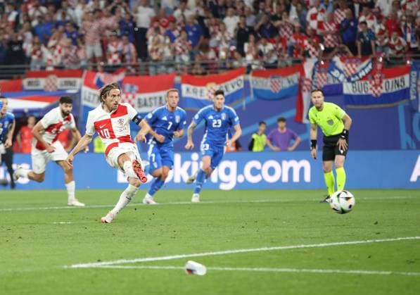 24 06 2024, xtgx, European Football Championship 2024, Croatia Italy emspor, v l Luka Modric Croatia Croatia awards penalty, penalty kick, UEFA REGULATIONS PROHIBIT ANY USE OF PHOTOGRAPHS as IMAGE SEQUENCES and or QUASI VIDEO Leipzig