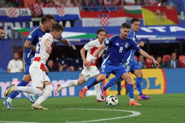 Leipzig: Leipzig, Germany 24.06.2024: Jorginho of Italy, Luka Sucic of Croatia during the UEFA EURO, EM, Europameisterschaft,Fussball 2024 Matchday 3, group stage B football match between Croatia vs Italy at Leipzig Stadium. UEFA European Football Championship - UEFA Euro 2024 - Croatia vs Italy  - ZUMAp169 20240624_zsa_p169_248 Copyright: xIPAx