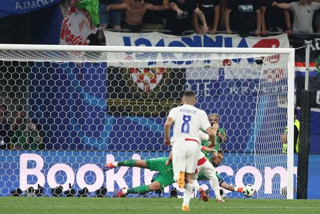 Gianluigi Donnarumma of Italy saves Luka Modric of Croatia s penalty Croatia v Italy, UEFA European Championship, EM, Europameisterschaft 2024, Group B, Football, Leipzig Stadium, Leipzig, Germany, 24 Jun 2024 EDITORIAL USE ONLY No use with unauthorised audio, video, data, fixture lists, club league logos or live services. Online in-match use limited to 120 images, no video emulation. No use in betting, games or single club league player publications.  Copyright: xMattxWest Shutterstockx 14551036bv