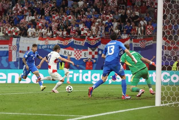 24 06 2024, xtgx, Football EM 2024, Croatia Italy emspor, v l Luka Modric Croatia Croatia , Matteo Darmian Italy , Gianluigi Donnaruma Italy Goal scored, scored the goal to 1 0 UEFA REGULATIONS PROHIBIT ANY USE OF PHOTOGRAPHS as IMAGE SEQUENCES and or QUASI VIDEO Leipzig