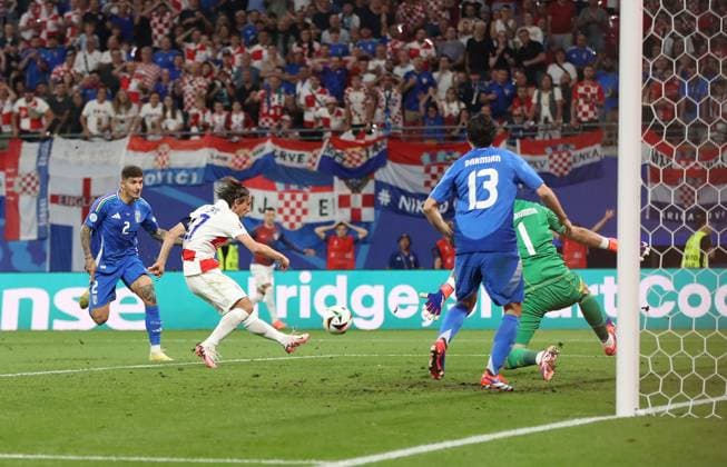 24 06 2024, xtgx, Football EM 2024, Croatia Italy emspor, v l Luka Modric Croatia Croatia , Matteo Darmian Italy , Gianluigi Donnaruma Italy Goal scored, scored the goal to 1 0 UEFA REGULATIONS PROHIBIT ANY USE OF PHOTOGRAPHS as IMAGE SEQUENCES and or QUASI VIDEO Leipzig