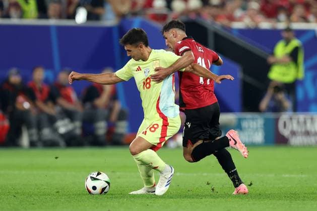 Martin Zubimendi of Spain is challenged by Qazim Laci of Albania Albania v Spain, UEFA European Championship, EM, Europameisterschaft 2024, Group B, Football, Dusseldorf Arena, Dusseldorf, Germany, 24 Jun 2024 EDITORIAL USE ONLY No use with unauthorised audio, video, data, fixture lists, club league logos or live services. Online in-match use limited to 120 images, no video emulation. No use in betting, games or single club league player publications. Copyright: xPaulxCurrie Shutterstockx 14551058bq