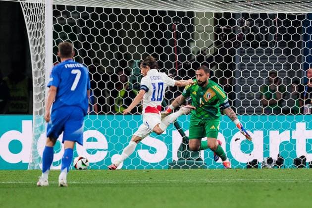 UEFA EURO 2024 Croatia Italy 24 06 2024 Luka Modric Croatia, 10 scores the 1 0 against Gianluigi Donnarumma Italy, 1 UEFA EURO 2024 Croatia Italy Leipzig Stadium, Leipzig on 24 06 2024 Copyright: xBEAUTIFULxSPORTS Wunderlx
