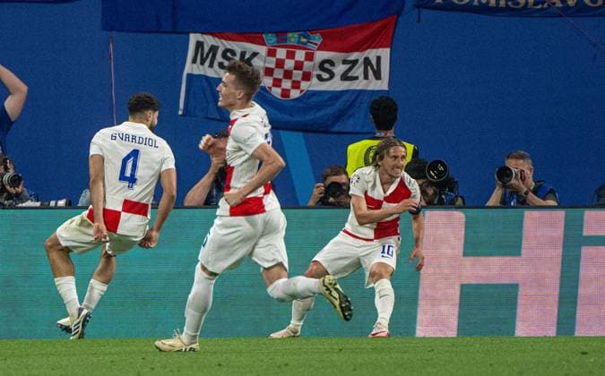 Football, Men, Season 2023 24, UEFA Euro 2024, Group B 3 Matchday in Leipzig, Croatia Italy, f l Josko Gvardiol Croatia , Luka Sucic Croatia , Luka Modric Croatia , cheering after scoring 1 0, 24 06 2024, Copyright: xMatthiasxKochx