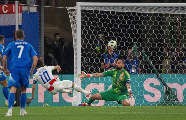 Football, Men, Season 2023 24, UEFA Euro 2024, Group B 3 Matchday in Leipzig, Croatia Italy, v l Luka Modric Croatia scores the goal for 1 0 against goalkeeper Gianluigi Donnarumma Italy , 24 06 2024, Copyright: xMatthiasxKochx