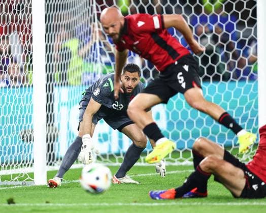 Albanien gegen Spanien 24. Juni 2024, Düsseldorf UEFA EUROs Gruppe B Albanien gegen Spanien Albanien Torwart Thomas Strakosha Foto Charlotte Wilson Abseits Düsseldorf Deutschland  Copyright: xCharlottexWilsonx xOffsidexOffside