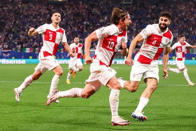 2024-06-24 Croatia v Italy - Group B - UEFA EURO, EM, Europameisterschaft,Fussball 2024 LEIPZIG, GERMANY - JUNE 24: Luka Modric of Croatia celebrates after scoring his teams first goal, Andrej Kramaric, Josko Gvardiol during the Group B - UEFA EURO 2024 match between Croatia and Italy at Red Bull Arena on June 24, 2024 in Leipzig, Germany. (Photo by Peter Lous BSR Agency) Leipzig Germany Content not available for redistribution in The Netherlands directly or indirectly through any third parties. Copyright: xBSRxAgencyx