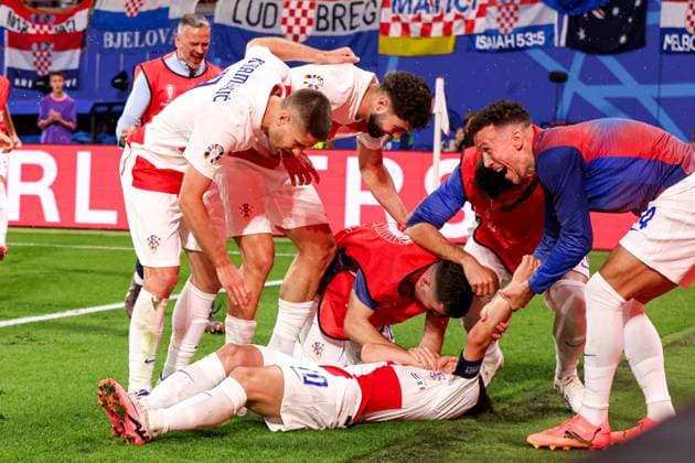 2024-06-24 Croatia v Italy - Group B - UEFA EURO, EM, Europameisterschaft,Fussball 2024 LEIPZIG, GERMANY - JUNE 24: Luka Modric of Croatia celebrates after scoring his teams first goal, Josko Gvardiol of Croatia, Ivan Perisic of Croatia, Andrej Kramaric of Croatia during the Group B - UEFA EURO 2024 match between Croatia and Italy at Red Bull Arena on June 24, 2024 in Leipzig, Germany. (Photo by Peter Lous BSR Agency) Leipzig Germany Content not available for redistribution in The Netherlands directly or indirectly through any third parties. Copyright: xBSRxAgencyx