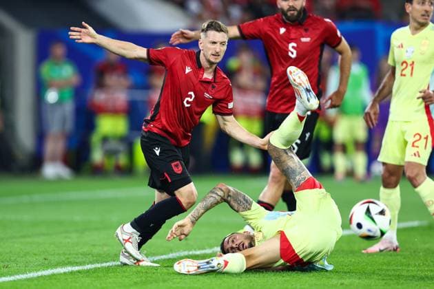 Albanien gegen Spanien 24. Juni 2024, Düsseldorf UEFA EURO Gruppe B Albanien gegen Spanien Ivan Balliu (Albanien) läuft um den Ball, während Joselu (Spanien) zu Boden geht Foto Charlotte Wilson Abseits Düsseldorf Deutschland  Copyright: xCharlottexWilsonx xOffsidexOffside