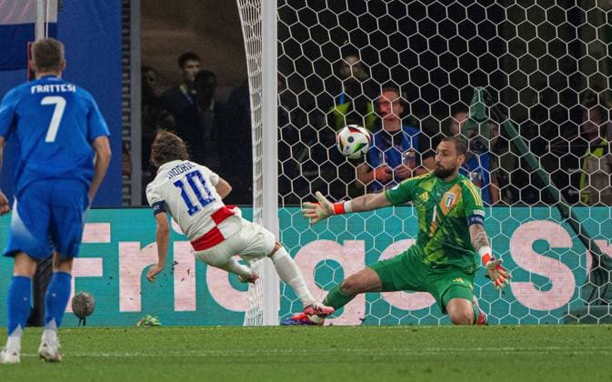 Football, Men, Season 2023 24, UEFA Euro 2024, Group B 3 Matchday in Leipzig, Croatia Italy, v l Luka Modric Croatia scores the goal for 1 0 against goalkeeper Gianluigi Donnarumma Italy , 24 06 2024, Copyright: xMatthiasxKochx