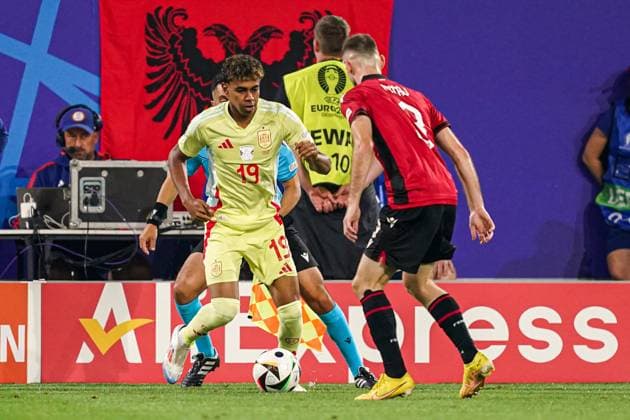 2024-06-24 Albania v Spain - Group B - UEFA EURO, EM, Europameisterschaft,Fussball 2024 DUSSELDORF, GERMANY - JUNE 24: Lamine Yamal of Spain tries to dribble past Mario Mitaj of Albania during the Group B - UEFA EURO 2024 match between Albania and Spain at Dusseldorf Arena on June 24, 2024 in Dusseldorf, Germany. (Photo by Joris Verwijst BSR Agency) Dusseldorf Germany Content not available for redistribution in The Netherlands directly or indirectly through any third parties. Copyright: xBSRxAgencyx