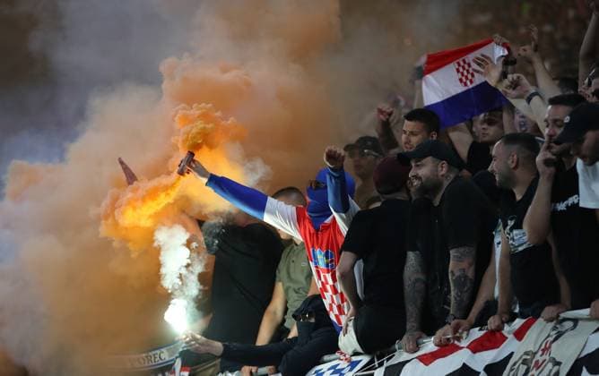24 06 2024, xtgx, Football EM 2024, Croatia Italy emspor, v l Fans Croatia Mood, Scarves, Emotions Bengalos Smoke Bombs UEFA REGULATIONS PROHIBIT ANY USE OF PHOTOGRAPHS as IMAGE SEQUENCES and or QUASI VIDEO Leipzig