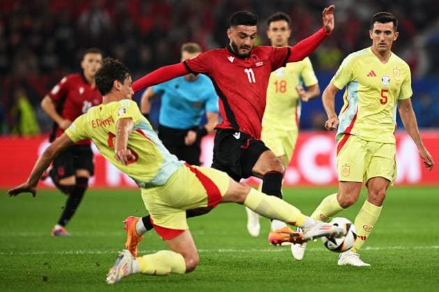 Russia Soccer Euro 2024 Albania - Spain 8715858 24.06.2024 Albania s Armando Broja, centre, struggles for a ball during the UEFA EURO, EM, Europameisterschaft,Fussball 2024 Group B soccer match between Albania and Spain at the Duesseldorf Arena in Duesseldorf, Germany. Alexey Filippov Sputnik Dusseldorf Germany  Copyright: xAlexeyxFilippovx