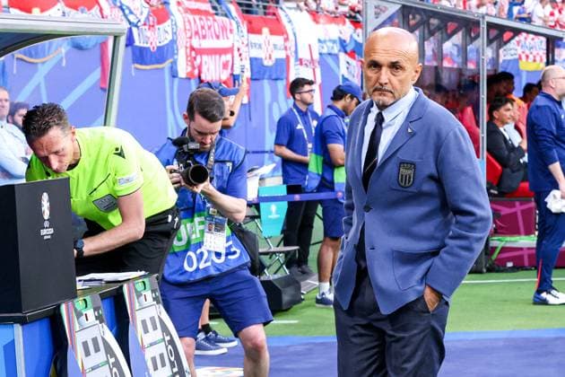 2024-06-24 Croatia v Italy - Group B - UEFA EURO, EM, Europameisterschaft,Fussball 2024 LEIPZIG, GERMANY - JUNE 24: Coach Luciano Spalletti of Italy looks on during the Group B - UEFA EURO 2024 match between Croatia and Italy at Red Bull Arena on June 24, 2024 in Leipzig, Germany. (Photo by Peter Lous BSR Agency) Leipzig Germany Content not available for redistribution in The Netherlands directly or indirectly through any third parties. Copyright: xBSRxAgencyx