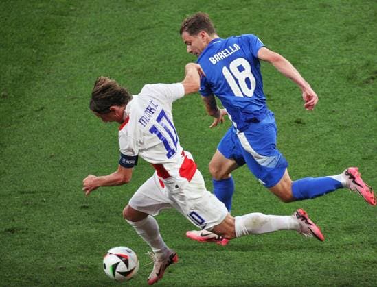 Leipzig, Saxony, Germany, 24 06 2024 Red Bull Arena European Football Championship 2024, Group B, Croatia Italy Luka Modric 10, Croatia in a running duel with Nicolo Barella 18, Italy Copyright: xdtsxNachrichtenagenturx dts_41658