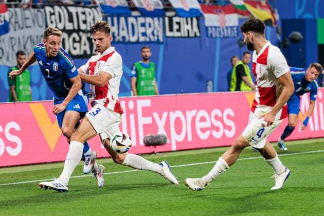 UEFA EURO 2024 Croatia Italy 24 06 2024 duel Davide Frattesi Italy, 7 , Marin Pongracic Croatia, 3 UEFA EURO 2024 Croatia Italy Leipzig Stadium, Leipzig on 24 06 2024 Copyright: xBEAUTIFULxSPORTS Wunderlx