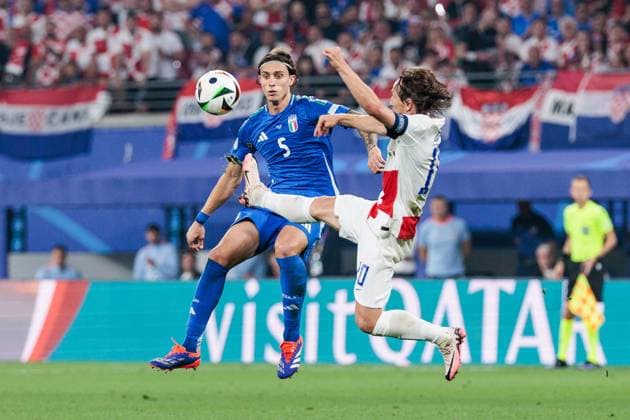 UEFA EURO 2024 Croatia Italy 24 06 2024 duel Riccardo Calafiori Italy, 5 , Luka Modric Croatia, 10 UEFA EURO 2024 Croatia Italy Leipzig Stadium, Leipzig on 24 06 2024 Copyright: xBEAUTIFULxSPORTS Wunderlx