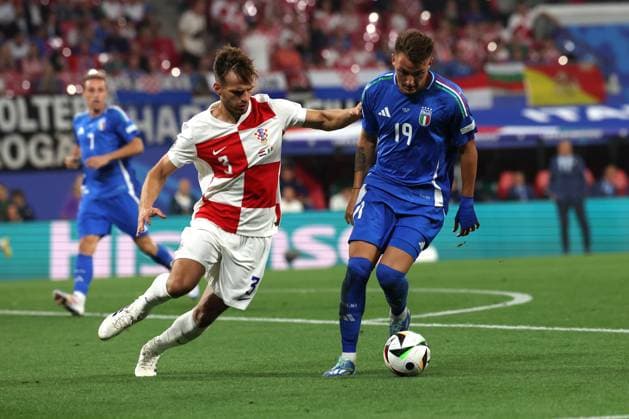UEFA EURO, EM, Europameisterschaft,Fussball 2024: Croatia vs Italy at Leipzig Stadium, Matchday 3 Leipzig, Germany 24.06.2024: Marin PongraÄiÄ‡ of Croatia, Mateo Retegui of Italy during the UEFA EURO 2024 Matchday 3, group stage B football match between Croatia vs Italy at Leipzig Stadium. Leipzig Leipzig Stadium Germany Germany Copyright: xmarcoxiacobucci