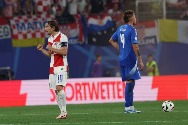 UEFA EURO, EM, Europameisterschaft,Fussball 2024: Croatia vs Italy at Leipzig Stadium, Matchday 3 Leipzig, Germany 24.06.2024: Luca Modric of Croatia score the goal 1-0 during the UEFA EURO 2024 Matchday 3, group stage B football match between Croatia vs Italy at Leipzig Stadium. Leipzig Leipzig Stadium Germany Germany Copyright: xmarcoxiacobucci