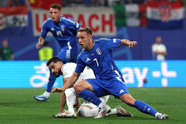 UEFA EURO, EM, Europameisterschaft,Fussball 2024: Croatia vs Italy at Leipzig Stadium, Matchday 3 Leipzig, Germany 24.06.2024: Davide Frattesi of Italy,Mateo Kovacic of Croatia during the UEFA EURO 2024 Matchday 3, group stage B football match between Croatia vs Italy at Leipzig Stadium. Leipzig Leipzig Stadium Germany Germany Copyright: xmarcoxiacobucci