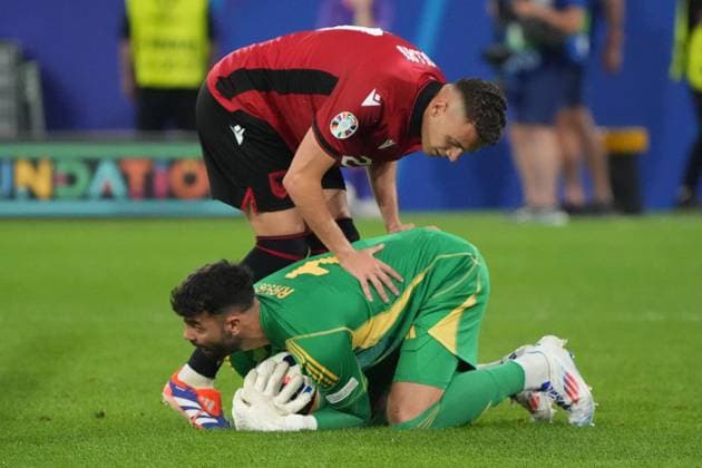 Goalkeeper Goalie David Raya Spain Spain, 01 stops in front of Kristjan Asllani Albania, Albania, 21 Düsseldorf 24 06 2024 Spain vs Albania, EURO2024 M27, Group B, EM Arena Düsseldorf