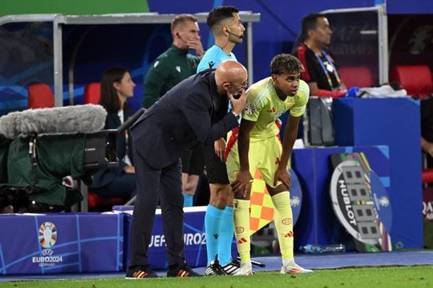 DUSSELDORF - (l-r) Spain coach Luis de la Fuente, Lamine Yamal of Spain during the UEFA EURO, EM, Europameisterschaft,Fussball 2024 group B match between Albania and Spain at the Dusseldorf Arena on June 24, 2024 in Dusseldorf, Germany. ANP Hollandse Hoogte UEFA EURO 2024 2024 xVIxANPxSportx xGerritxvanxKeulenxIVx 501978615 originalFilename: 501978615.jpg