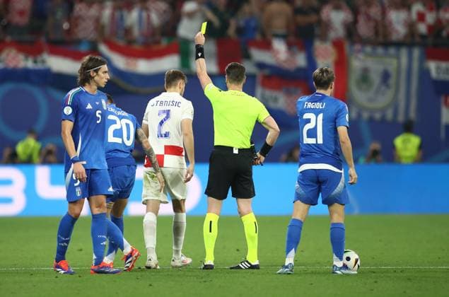 24 06 2024, xtgx, Football EM 2024, Croatia Italy emspor, v l Yellow card for, receive a yellow card , Josip Stanisic Croatia Croatia Referee Danny Makkelie Netherlands , Nicolo Fagioli Italy UEFA REGULATIONS PROHIBIT ANY USE OF PHOTOGRAPHS as IMAGE SEQUENCES and or QUASI VIDEO Leipzig