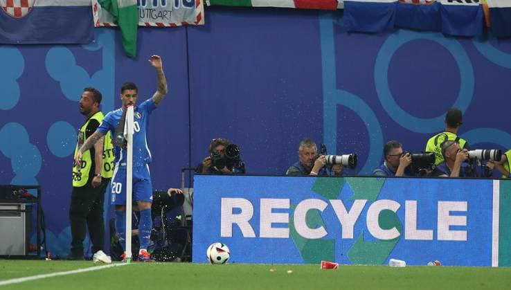 24 06 2024, xtgx, European Football Championship 2024, Croatia Italy emspor, v l Mattia Zaccagni Italy is pelted with cups and pretzels UEFA REGULATIONS PROHIBIT ANY USE OF PHOTOGRAPHS as IMAGE SEQUENCES and or QUASI VIDEO Leipzig