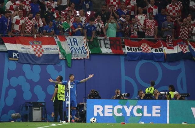 24 06 2024, xtgx, European Football Championship 2024, Croatia Italy emspor, v l Mattia Zaccagni Italy is pelted with cups and pretzels UEFA REGULATIONS PROHIBIT ANY USE OF PHOTOGRAPHS as IMAGE SEQUENCES and or QUASI VIDEO Leipzig
