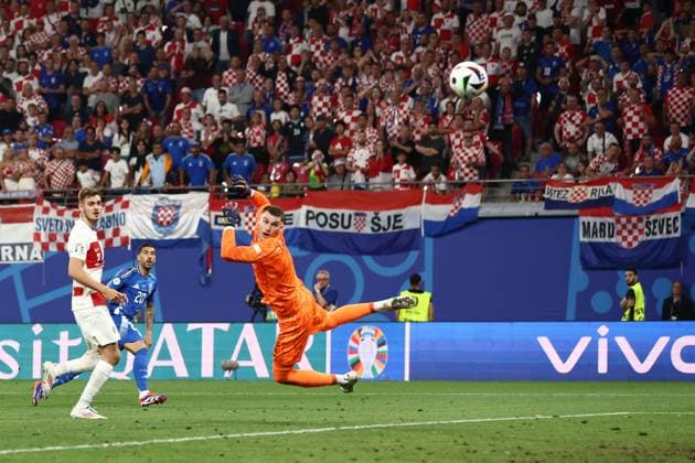 Sport Bilder des Tages Mattia Zaccagni of Italy scores the sides first goal to make it 1-1 Croatia v Italy, UEFA European Championship, EM, Europameisterschaft 2024, Group B, Football, Leipzig Stadium, Leipzig, Germany, 24 Jun 2024 EDITORIAL USE ONLY No use with unauthorised audio, video, data, fixture lists, club league logos or live services. Online in-match use limited to 120 images, no video emulation. No use in betting, games or single club league player publications.  Copyright: xMattxWest Shutterstockx 14551036co