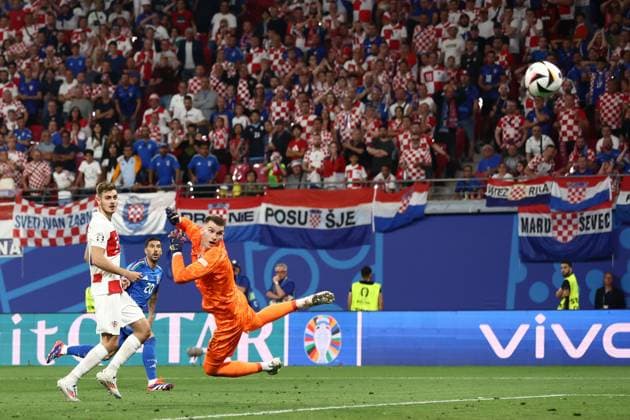 Mattia Zaccagni of Italy scores the sides first goal to make it 1-1 Croatia v Italy, UEFA European Championship, EM, Europameisterschaft 2024, Group B, Football, Leipzig Stadium, Leipzig, Germany, 24 Jun 2024 EDITORIAL USE ONLY No use with unauthorised audio, video, data, fixture lists, club league logos or live services. Online in-match use limited to 120 images, no video emulation. No use in betting, games or single club league player publications.  Copyright: xMattxWest Shutterstockx 14551036cp
