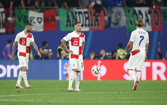 24 06 2024, xtgx, Football EM 2024, Croatia Italy emspor, v l enttaeuscht, enttaeuscht looking, dissapointed Marceloa Brozovic Croatia Croatia , Josip Juranovic Croatia Croatia , Lovro Majer Croatia Croatia Croatia UEFA REGULATIONS PROHIBIT ANY USE OF PHOTOGRAPHS as IMAGE SEQUENCES and or QUASI VIDEO Leipzig