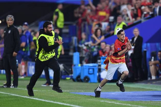 Soccer UEFA EURO 2024 group stage 3 matchday Albania Spain on 24 06 2024 at the Düsseldorf Arena in Düsseldorf Streaker is chased by stewards xRx