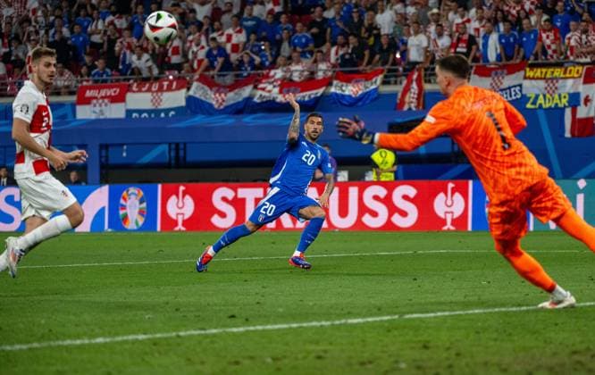 Football, Men, Season 2023 24, UEFA Euro 2024, Group B 3 Matchday in Leipzig, Croatia Italy, Mattia Zaccagni Italy scores the goal to 1 1 against Josip Stanisic Croatia and goalkeeper Dominik Livakovic Croatia , 24 06 2024, Copyright: xMatthiasxKochx