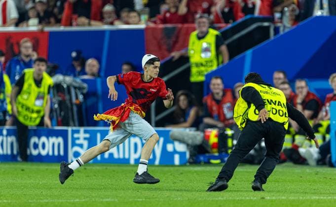 Football - UEFA EURO, EM, Europameisterschaft,Fussball 2024 - Group B - Albania v Spain DÜSSELDORF, GERMANY - Monday, June 24, 2024: A young Albania supporters runs onto the pitch during the UEFA Euro 2024 Group B match between Albania and Spain at the Düsseldorf Arena. (Photo by David Rawcliffe Propaganda) DÜSSELDORF Düsseldorf Arena NORTH RHINE-WESTPHALIA GERMANY  Copyright: xDavidxRawcliffex P2024-06-24-Albania_Spain-71