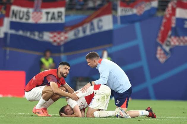 Sport Bilder des Tages A dejected Josip Stanisic of Croatia is consoled after the full time whistle Croatia v Italy, UEFA European Championship, EM, Europameisterschaft 2024, Group B, Football, Leipzig Stadium, Leipzig, Germany, 24 Jun 2024 EDITORIAL USE ONLY No use with unauthorised audio, video, data, fixture lists, club league logos or live services. Online in-match use limited to 120 images, no video emulation. No use in betting, games or single club league player publications. Copyright: xMattxWest Shutterstockx 14551036cz