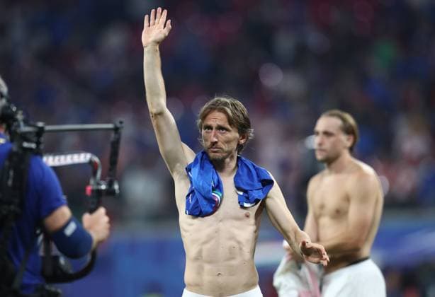 24 06 2024, xtgx, Football EM 2024, Croatia Italy emspor, v l Luka Modric Croatia Croatia disappointed, disappointed looking, dissapointed thanks thanks to the fans UEFA REGULATIONS PROHIBIT ANY USE OF PHOTOGRAPHS as IMAGE SEQUENCES and or QUASI VIDEO Leipzig