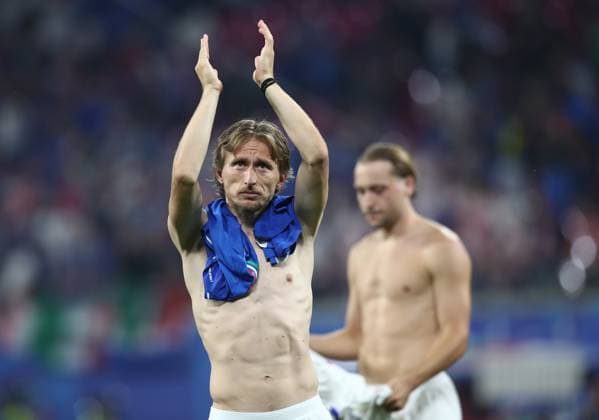 24 06 2024, xtgx, Football EM 2024, Croatia Italy emspor, v l Luka Modric Croatia Croatia disappointed, disappointed looking, dissapointed thanks thanks to the fans UEFA REGULATIONS PROHIBIT ANY USE OF PHOTOGRAPHS as IMAGE SEQUENCES and or QUASI VIDEO Leipzig