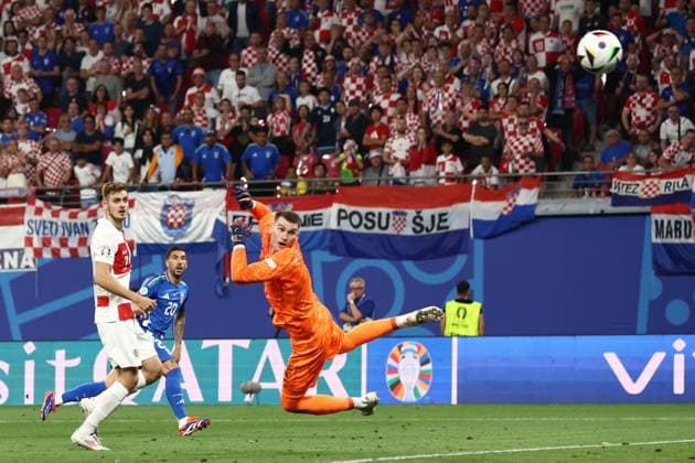 Mattia Zaccagni of Italy scores the sides first goal to make it 1-1 Croatia v Italy, UEFA European Championship, EM, Europameisterschaft 2024, Group B, Football, Leipzig Stadium, Leipzig, Germany, 24 Jun 2024 EDITORIAL USE ONLY No use with unauthorised audio, video, data, fixture lists, club league logos or live services. Online in-match use limited to 120 images, no video emulation. No use in betting, games or single club league player publications. Copyright: xMattxWest Shutterstockx 14551036df