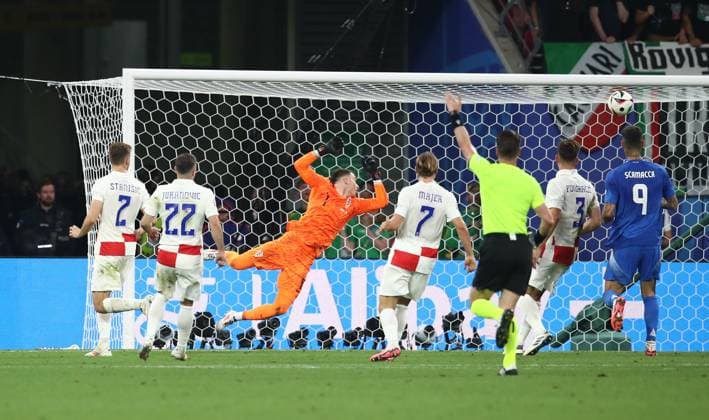 24 06 2024, xtgx, Football EM 2024, Croatia Italy emspor, v l Mattia Zaccagni Italy , Dominik Livakovic Croatia Croatia Goal scored, scored the goal to 1 1 UEFA REGULATIONS PROHIBIT ANY USE OF PHOTOGRAPHS as IMAGE SEQUENCES and or QUASI VIDEO Leipzig