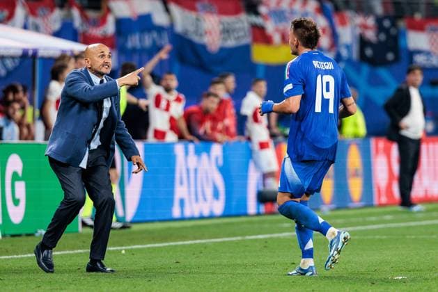 UEFA EURO 2024 Croatia Italy 24 06 2024 Luciano Spalletti head coach, coach Italy gestures Mateo Retegui Italy, 19 back into the game UEFA EURO 2024 Croatia Italy Leipzig Stadium, Leipzig on 24 06 2024 Copyright: xBEAUTIFULxSPORTS Wunderlx