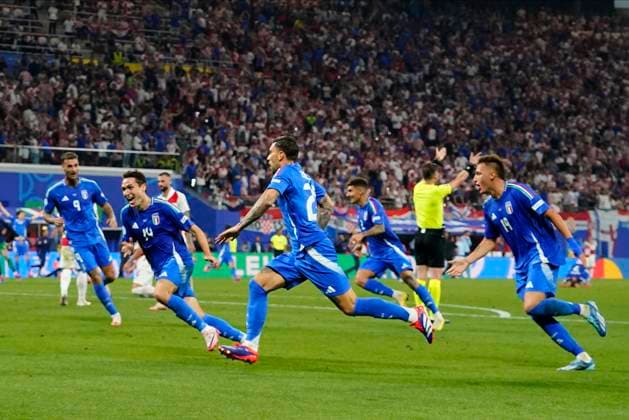 GER: Croatia v Italy. UEFA EURO, EM, Europameisterschaft,Fussball 2024 Mattia Zaccagni of Italy celebrates with his teammates after scoring the 1-1 during the UEFA Euro 2024 match between Croatia and Italy, Group B, date 3, played at Red Bull Arena Stadium on June 24, 2024 in Leipzig, Germany. kpng Copyright: xBaguxBlancox xPRESSINPHOTOx PS_240624_CRO_ITA_1047