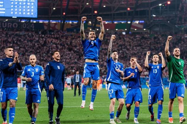 UEFA EURO 2024 Croatia Italy 24 06 2024 Cheering Italians after the final whistle Gianluca Scamacca Italy, 9 , Alessandro Bastoni Italy, 23 , Davide Frattesi Italy, 7 , Matteo Darmian Italy, 13 UEFA EURO 2024 Croatia Italy Leipzig Stadium, Leipzig on 24 06 2024 Copyright: xBEAUTIFULxSPORTS Wunderlx