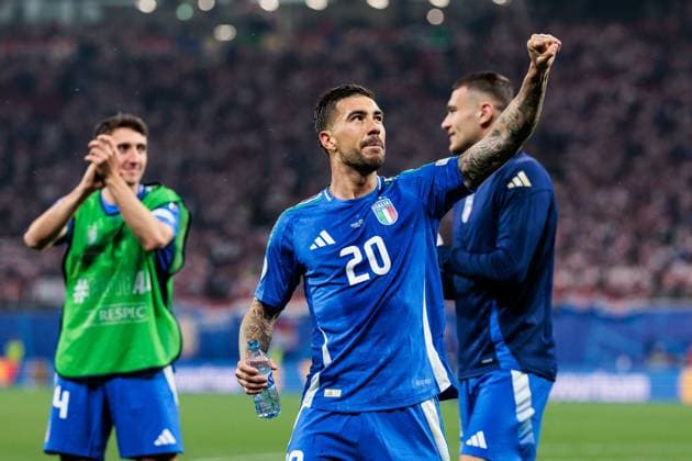 UEFA EURO 2024 Croatia Italy 24 06 2024 Mattia Zaccagni Italy, 20 cheers towards the fans UEFA EURO 2024 Croatia Italy Leipzig Stadium, Leipzig on 24 06 2024 Copyright: xBEAUTIFULxSPORTS Wunderlx