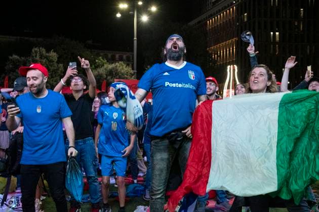 P.za Duca D Aosta. Milano Centrale maxischermo. Europei di calcio 2024: Italia-Croazia - Cronaca - Milano, Italia - LunedÃ¬ 24 giugno 2024 (Foto Alessandro Cimma Lapresse) P.za Duca D Aosta. Milano Centrale maxi-screen. European Football Championship 2024: Italy-Croatia - News - Milan, Italy - Monday 24 June 2024 (Photo Alessandro Cimma Lapresse)  Copyright: xAlessandroxCimma LaPressex