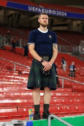 Football - UEFA EURO, EM, Europameisterschaft,Fussball 2024 - Group A - Scotland v Hungary 23rd June 2024 - UEFA EURO 2024 - Group A - Scotland v Hungary - A Scotland fan wearing a kilt looks dejected after the match - Photo: Simon Stacpoole Offside. Stuttgart Germany *** Fußball UEFA EURO 2024 Gruppe A Schottland gegen Ungarn 23. Juni 2024 UEFA EURO 2024 Gruppe A Schottland gegen Ungarn Ein schottischer Fan im Kilt sieht nach dem Spiel niedergeschlagen aus Foto Simon Stacpoole Abseits Stuttgart Deutschland  Copyright: xSimonxStacpoolexOffside