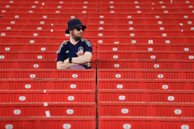 Fußball UEFA EURO 2024 Gruppe A Schottland gegen Ungarn 23. Juni 2024 UEFA EURO 2024 Gruppe A Schottland gegen Ungarn Ein schottischer Fan sitzt nach dem Spiel allein zwischen leeren roten Sitzen Foto Simon Stacpoole Abseits Stuttgart Deutschland  Copyright: xSimonxStacpoolexOffside
