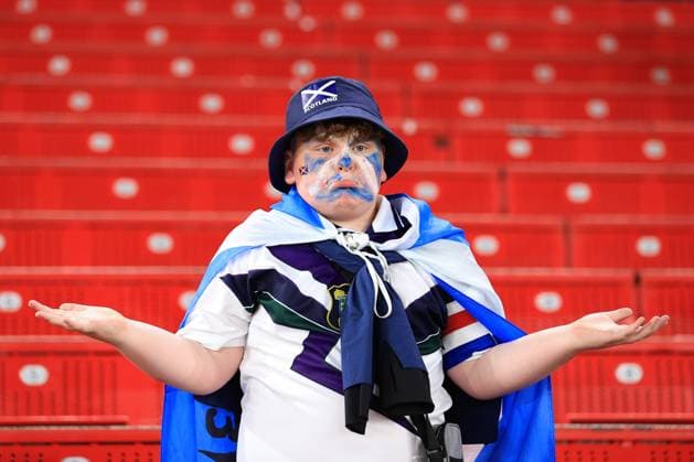 Fußball UEFA EURO 2024 Gruppe A Schottland gegen Ungarn 23. Juni 2024 UEFA EURO 2024 Gruppe A Schottland gegen Ungarn Ein junger schottischer Fan zeigt seine Enttäuschung nach dem Spiel Foto Simon Stacpoole Abseits Stuttgart Deutschland  Copyright: xSimonxStacpoolexOffside