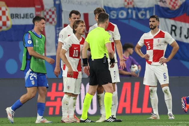 Leipzig, Germany 24.06.2024: Luca Modric of Croatia protest with referee at end the UEFA EURO, EM, Europameisterschaft,Fussball 2024 Matchday 3, group stage B football match between Croatia vs Italy at Leipzig Stadium.  Copyright: xx xx IPA_Agency_IPA47450008